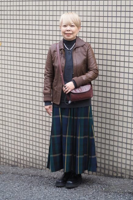 【スナップ】50代の古着の楽しみ方を拝見！ ヴィンテージの「カルティエ」バッグがアクセントに