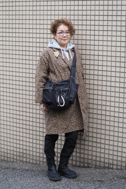 【スナップ】50代の秋コーデはレオパード×パーカーで辛口カジュアルに仕上げて