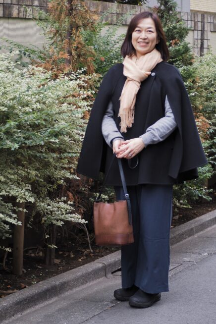 【スナップ】50代冬コーデは「ケープコート」で上品に！ トレンドのブラウンで抜け感を