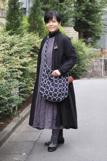 【スナップ】50代のワントーンコーデはレイヤードで鮮度高く仕上げるべし！ 「ミナペルホネン」のバッグがアクセントに