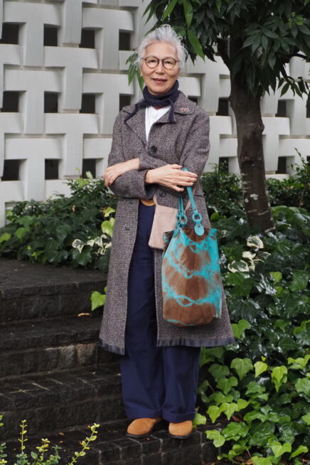 【スナップ】秋深まる代官山で出会ったおしゃれさんの着こなしを拝見！ スエード小物がアクセントに