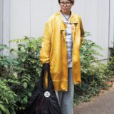 【スナップ】秋の代官山で色使いを楽しむ50代のおしゃれさんに遭遇！ ワイドデニム×アクセで個性がキラリ