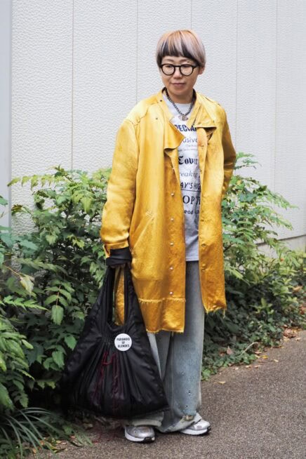 【スナップ】秋の代官山で色使いを楽しむ50代のおしゃれさんに遭遇！ ワイドデニム×アクセで個性がキラリ