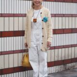 【スナップ】50代はヴィンテージでこなれ感を演出！ ワントーン＆挿し色のカラー小物で魅せる絶妙バランス