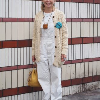 【スナップ】50代はヴィンテージでこなれ感を演出！ ワントーン＆挿し色のカラー小物で魅せる絶妙バランス