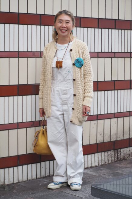 【スナップ】50代はヴィンテージでこなれ感を演出！ ワントーン＆挿し色のカラー小物で魅せる絶妙バランス