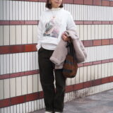 【スナップ】50代の抜け感カジュアルの最適解！ 「スウェット」を品よく着こなすコツは？