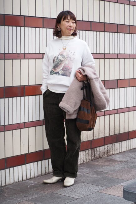 【スナップ】50代の抜け感カジュアルの最適解！ 「スウェット」を品よく着こなすコツは？