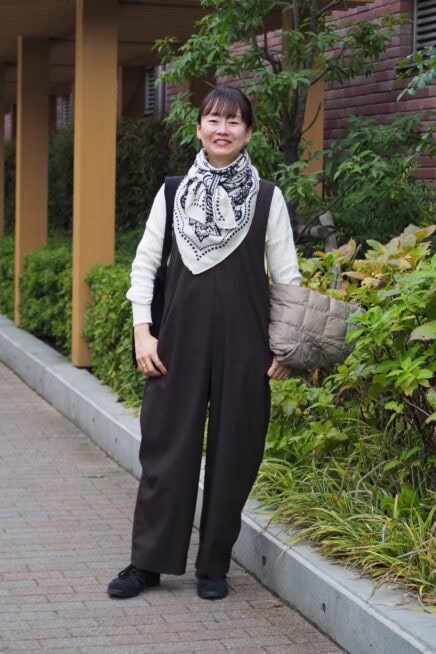 【スナップ】「マニプリ」の大判ストールがポイント！ 動きやすさ＆品のよさを兼ね備えた街歩きスタイル