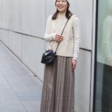 【スナップ】大人の冬は“白”が正解！ ニット×ロングスカートのほっこりコーデ