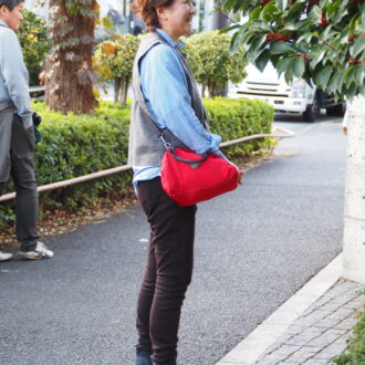 【スナップ】「ユニクロ」のパンツをブーツインして秋のおしゃれを楽しむ！ 50代の挿し色テクニックを拝見