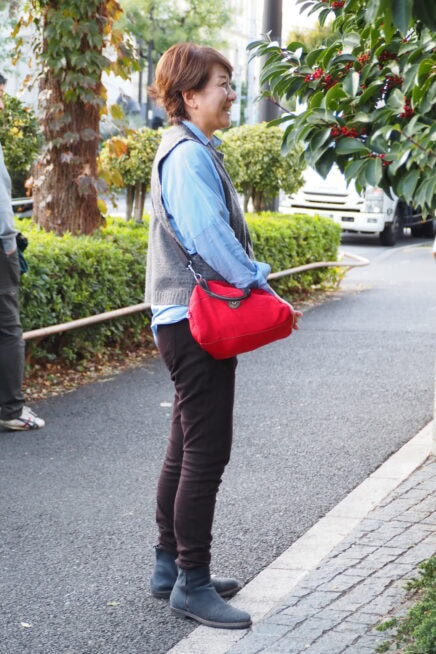 【スナップ】「ユニクロ」のパンツをブーツインして秋のおしゃれを楽しむ！ 50代の挿し色テクニックを拝見