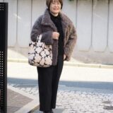 【スナップ】「マリメッコ」のトートバッグがポイント！ 50代のモノトーンコーデ