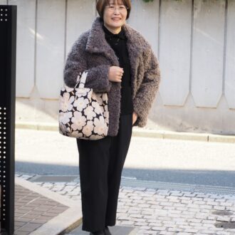 【スナップ】「マリメッコ」のトートバッグがポイント！ 50代のモノトーンコーデ