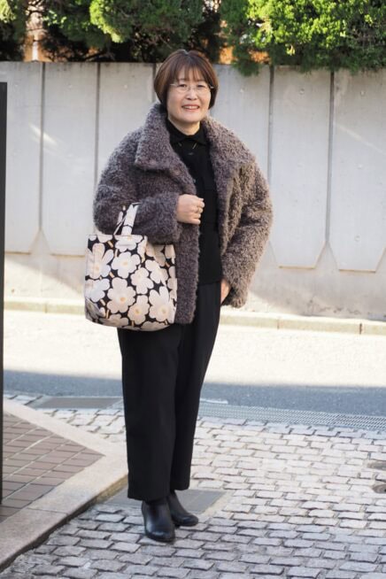 【スナップ】「マリメッコ」のトートバッグがポイント！ 50代のモノトーンコーデ