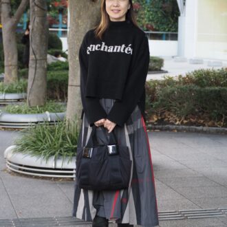 【スナップ】そろそろ「アグ」のブーツが出番！ 表参道で発見した大人のスポーティ×フェミニンMIX