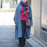 【スナップ】50代のカラーコーデは思い切って“原色”で！ 冬の表参道に映える鮮度の高いスタイリング