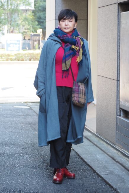 【スナップ】50代のカラーコーデは思い切って“原色”で！ 冬の表参道に映える鮮度の高いスタイリング