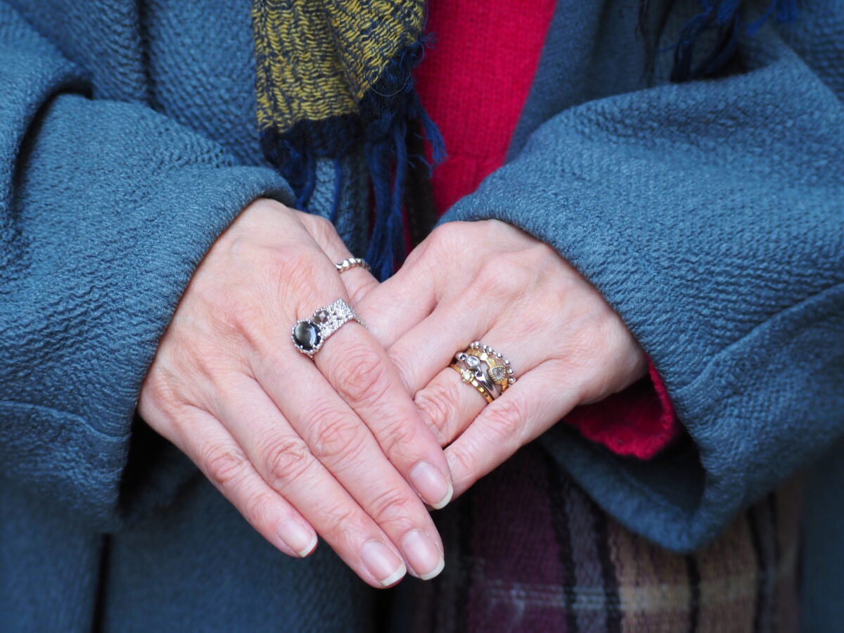 ジュエリーを重ねづけ