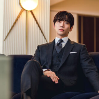 1990年生まれ。2008年にアイドルグループ 「2PM」のメンバーとしてデビュー。13年に『監 視者たち』で映画初出演、15年に『二十歳』で映 画初主演を果たす。21年に主演したドラマ『赤 い袖先』ではMBC演技大賞ミニシリーズ部門の 最優秀演技賞などに輝いた。