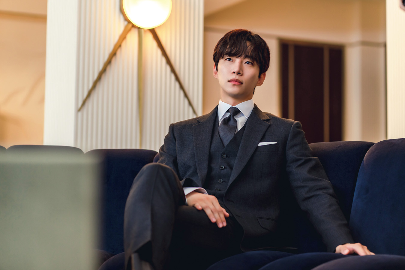 1990年生まれ。2008年にアイドルグループ 「2PM」のメンバーとしてデビュー。13年に『監 視者たち』で映画初出演、15年に『二十歳』で映 画初主演を果たす。21年に主演したドラマ『赤 い袖先』ではMBC演技大賞ミニシリーズ部門の 最優秀演技賞などに輝いた。