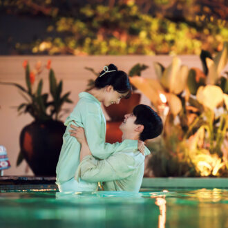 『キング・ザ・ランド』 高級ホテルを舞台に、ジュノ演じる 作り笑いが嫌いな財閥家の御曹司と、 笑顔を絶やさないホテルウーマン が反発し合いながらもひかれ合っ ていくロマンティックコメディ。