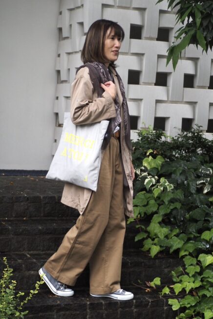 【スナップ】「無印良品」の美シルエットパンツが超使える！ トレンチコートを取り入れた50代きれいめカジュアル