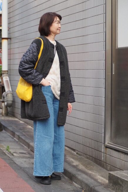 【スナップ】50代冬コーデの鮮度を上げる異素材アウターが主役！ 挿し色のイエロー小物にも注目