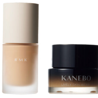 （右）優れたカバー力なのに自然。KANEBO ライブリースキン ウェアⅡSPF4･PA+ 全10色 ¥12,100／カネボウインターナショナルDiv. 　 （左）高い部分は明るく、低い部分は暗く見せるパールで立体的に。RMK リクイドファンデーション フローレスカバレッジ プラス SPF22･PA++全9色 ¥6,600／RMK Division