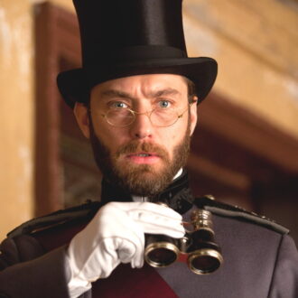 アンナの夫で政府高官のカレーニンを演じるジュード・ロウ。『アンナ・カレーニナ』© 2012 Focus Features LLC. All rights reserved. photography by Eugenio Recuenco,Laurie Sparham