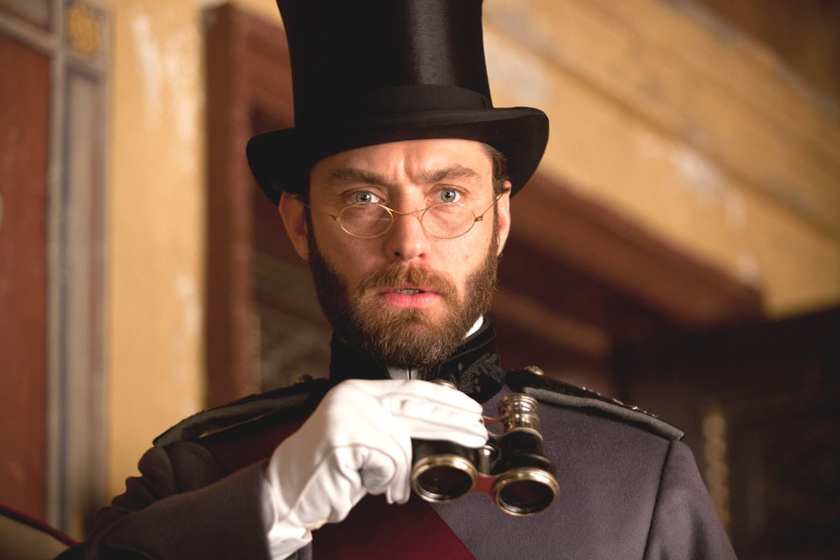 アンナの夫で政府高官のカレーニンを演じるジュード・ロウ。『アンナ・カレーニナ』© 2012 Focus Features LLC. All rights reserved. photography by Eugenio Recuenco,Laurie Sparham