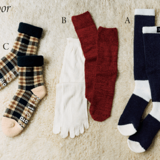 A. 寒さとおさらば! 睡眠時のお守りに 体から発せられる遠赤外線を吸収・ふく射する特殊機能繊維を生地に採用。血行促進が期待できます。素材が生み出す温かさによって、快適な眠りをサポート。 バクネ スリープソックス ロング¥4,950 /テンシャル B. 足をやさしく包み込む天然素材のぬくもり なめらかなシルク100%の5 本指ソックスと、伸縮性のあるシルクウールの靴下を重ねたら、冷え対策は万全。2 色のコントラストとストレスフリーな着用感にときめいて。 お手軽冷えとり靴下 重ね履き2足セット¥3,300/くらしきぬ C. うち時間のおしゃれも抜かりなし 保温性抜群でやさしい肌あたりのアクリルウールソックス。足底のプリントが滑り止めの効果を発揮。豊富なカラーバリエーションも魅力です。温かみのある配色にほっこり。 コンフィー ルームソックス“チェック” ¥4,400 /ロトト
