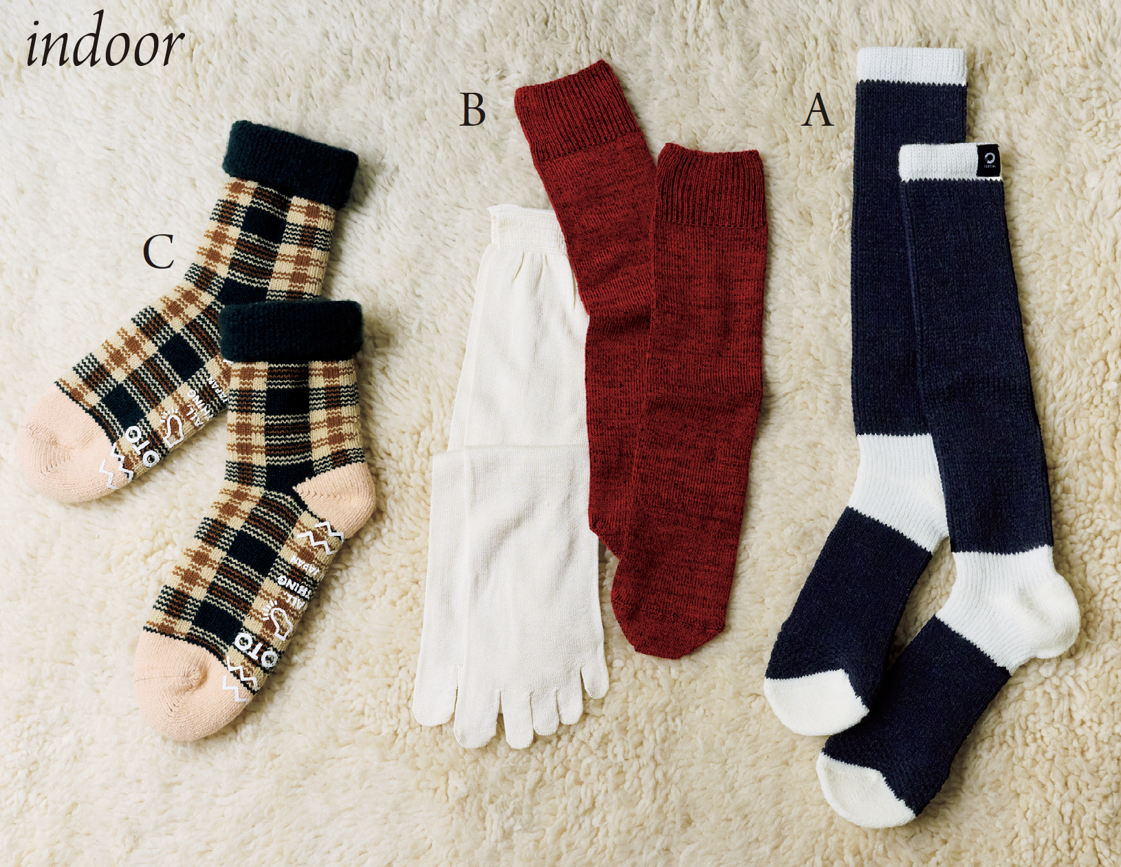 A. 寒さとおさらば！ 睡眠時のお守りに 体から発せられる遠赤外線を吸収・ふく射する特殊機能繊維を生地に採用。血行促進が期待できます。素材が生み出す温かさによって、快適な眠りをサポート。 バクネ スリープソックス ロング¥4,950 ／テンシャル B. 足をやさしく包み込む天然素材のぬくもり なめらかなシルク100％の5 本指ソックスと、伸縮性のあるシルクウールの靴下を重ねたら、冷え対策は万全。2 色のコントラストとストレスフリーな着用感にときめいて。 お手軽冷えとり靴下 重ね履き2足セット¥3,300／くらしきぬ C. うち時間のおしゃれも抜かりなし 保温性抜群でやさしい肌あたりのアクリルウールソックス。足底のプリントが滑り止めの効果を発揮。豊富なカラーバリエーションも魅力です。温かみのある配色にほっこり。 コンフィー ルームソックス“チェック” ¥4,400 ／ロトト