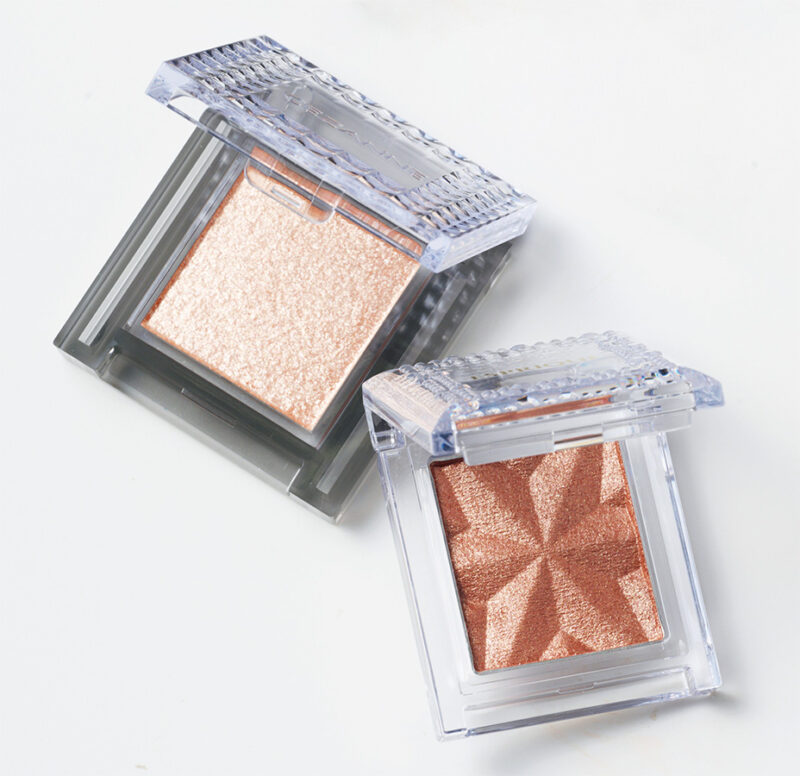 （右）温かみのあるブラウン。天然ダイヤモンドと真珠を砕いたパウダーがきらめく。エスプリーク　セレクト アイカラー NBR302 ￥880（編集部調べ）／コーセー　 （左）ラメベージュ。密着性が高くラメが落ちにくい。セザンヌ シングルシャイニーアイシャドウ 01 ￥550／セザンヌ化粧品