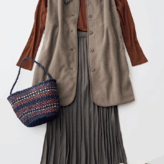 カットソー¥1,990、ニットフレアスカート¥4,990、マフラー¥2,990、スニーカー¥2,990/すべて無印良品(無印良品 銀座)、バッグ/スタイリスト私物