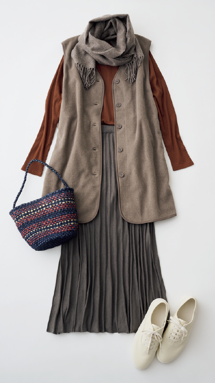 カットソー¥1,990、ニットフレアスカート¥4,990、マフラー¥2,990、スニーカー¥2,990/すべて無印良品(無印良品 銀座)、バッグ/スタイリスト私物