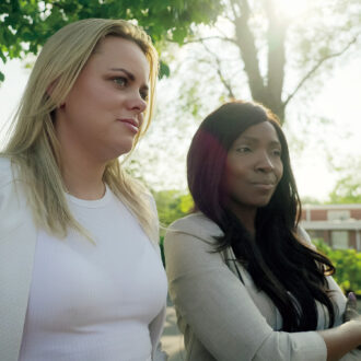 〈Netflix〉 『サギ恋は許さない ! ～愛を偽る詐欺師に反撃～』 監督：マックス・シャピラ 出演：セシリー・フィエルホイ、ブリアンヌ・ジョセフ 『サギ恋は許さない! ～愛を偽る詐欺師に反撃～』 Netflixにて独占配信中