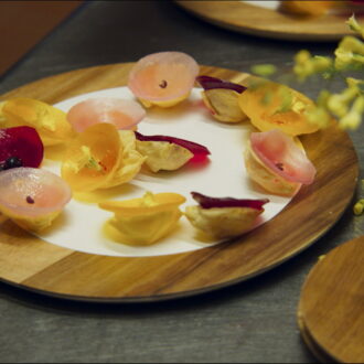 シェフたちがつくりあげる芸術的な一皿。『至福のレストラン 三つ星トロワグロ』© 2023 3 Star LLC. All rights reserved.