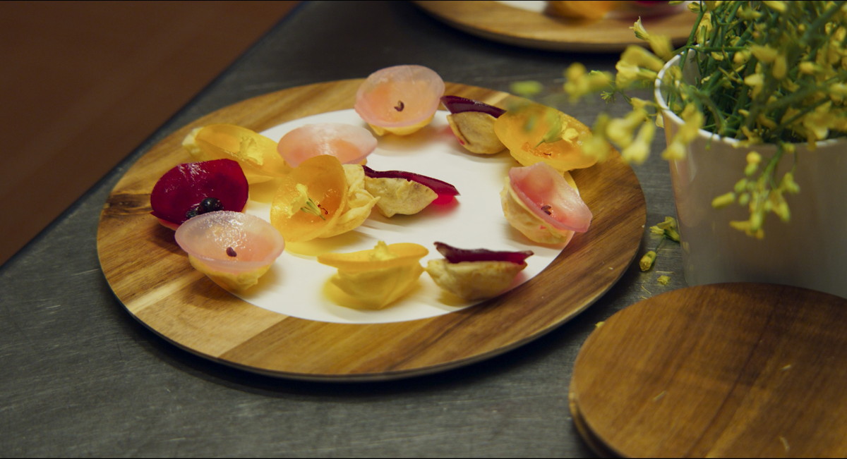 シェフたちがつくりあげる芸術的な一皿。『至福のレストラン 三つ星トロワグロ』© 2023 3 Star LLC. All rights reserved.