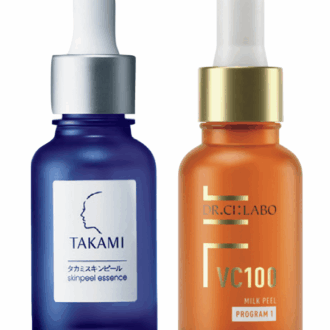 （右）働きの異なる3種類の角質ケア成分が肌をなめらかに、ビタミンCが透明感をもたらす。ドクターシーラボ VC100ミルクピールプログラム1 30mL ¥4,180／ドクターシーラボ　 （左）発売から20年のロングセラー。乱れたターンオーバーを整える。タカミスキンピール30mL¥5,500／タカミ
