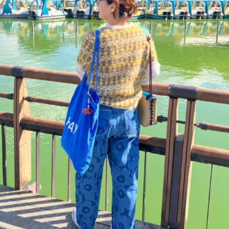 柄×柄コーデも、インの白シャツでバランスよく