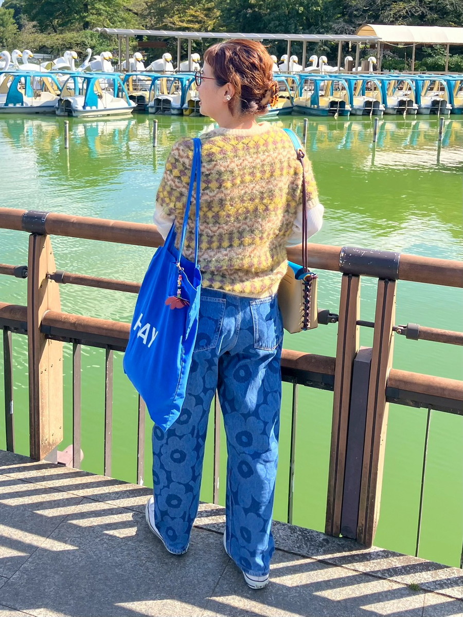 柄×柄コーデも、インの白シャツでバランスよく