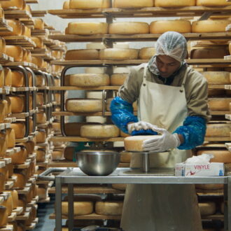 チーズ工場などへ足を運び食材を吟味。『至福のレストラン 三つ星トロワグロ』© 2023 3 Star LLC. All rights reserved.