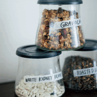 お手製のシリアルや豆などの食材を、そろいのキャニスターで保存している香菜子さん。 中身がひと目でわかるように手書きのラベルを貼って管理しています。