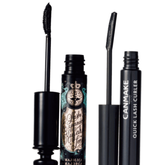 （右）時間が経っても、きれいなカールをキープする。 キャンメイク クイックラッシュカーラーBK ¥748／井田ラボラトリーズ　 （左）孔雀の羽を広げたような上向きロングまつ毛を実現。 マジョリカ マジョルカ ラッシュエキスパンダー 孔雀ロング BK999 ¥1,650（編集部調べ）／資生堂