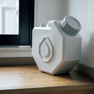 「鎌倉に越してきてすぐ、地域一体が断水になったんですよ。そのときに、水タンクを持っていなくてとても困ったんです」と、今回まず購入リストに上がった「ポリエチレン水タンク12Ｌ蛇口付き」。