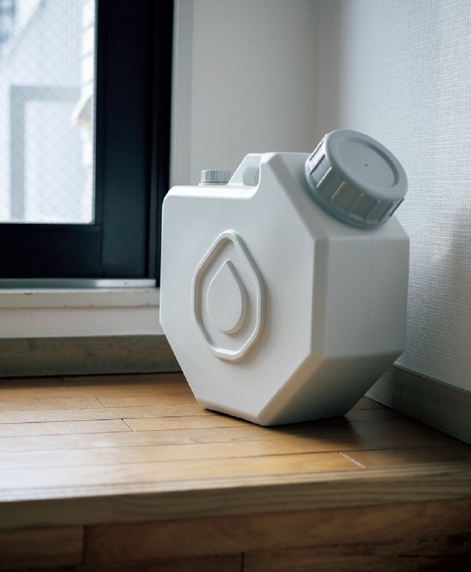 「鎌倉に越してきてすぐ、地域一体が断水になったんですよ。そのときに、水タンクを持っていなくてとても困ったんです」と、今回まず購入リストに上がった「ポリエチレン水タンク12Ｌ蛇口付き」。