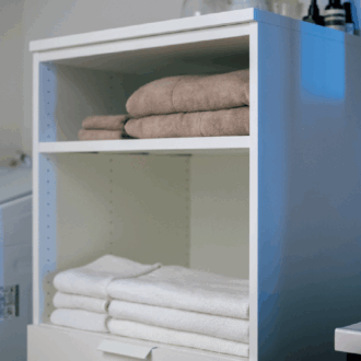 タオルも香菜子さんがリピート購入しているものの１つ。 フェイスタオル、バスタオルを同じシリーズで統一。「家族用は白、お客様用をベージュと決めています。ひと目でわかるので管理もしやすいです。