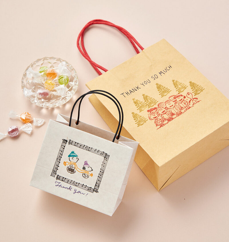 お菓子などを入れたプチギフトも、スタンプを押すだけで豪華な印象に。