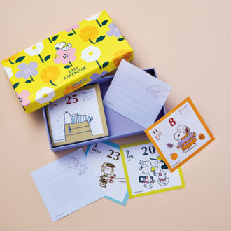 めくったカレンダーは箱にストックしてメモ用紙に。